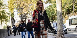 γυναίκα με παντελόνι στην εβδομάδα μόδας