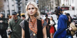 γυναίκα με παντελόνι στην εβδομάδα μόδας