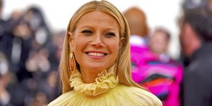 Η Γκουίνεθ Πάλτροου με κίτρινο φόρεμα χαμογελάει