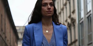 γυναίκα με σακάκι στην εβδομάδα μόδας