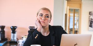 γυναίκα με γυαλιά συνέντευξη για δουλειά μέσω Zoom