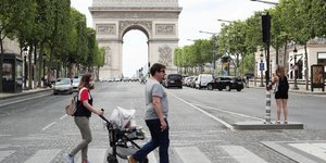 Ζευγάρι στην λεωφόρο Ηλυσίων Πεδίων, με φόντο την Αψίδα του Θριάμβου