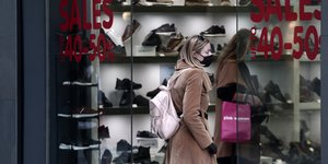 Γυναίκα έξω από βιτρίνα