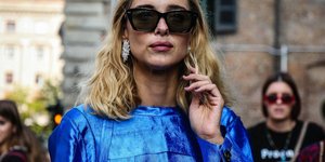 γυναίκα με φόρεμα και γυαλιά στην εβδομάδα μόδας