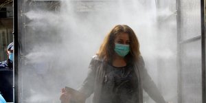 Γυναίκα ψεκάζεται στην Αλβανία