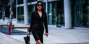 Γυναίκα με μαύρο φόρεμα 