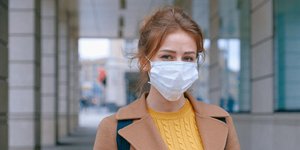 Γυναίκα φοράει μάσκα