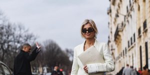 γυναίκα με λευκό φόρεμα