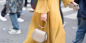 γυναίκα με φόρεμα στην εβδομάδα μόδας