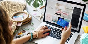 Γυναίκα κάνει αγορά online σε λάπτοπ
