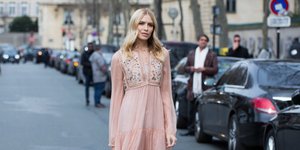 Γυναίκα με ροζ φόρεμα