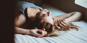 Γυναίκα ξαπλωμένη στο κρεβάτι