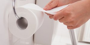 Χαρτί υγείας γυναίκα ξετυλίγει