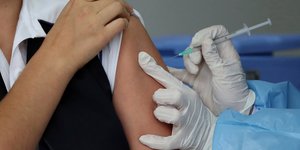 Γυναίκα κάνει το εμβόλιο