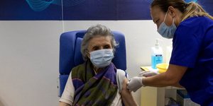 Ηλικιωμένη κάνει το εμβόλιο ενάντια στον κορωνοϊό στην Ελλάδα