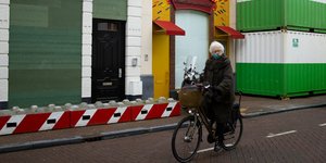 Ηλικιωμένη κάνει ποδήλατο σε δρόμο στην Ολλανδία