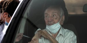 Ηλικιωμένος κάνει το εμβόλιο του κορωνοϊού μέσα από αυτοκίνητο