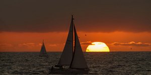 Ιστιοπλοϊκό μπροστά στο ηλιοβασίλεμα στον Ειρηνικό Ωκεανό