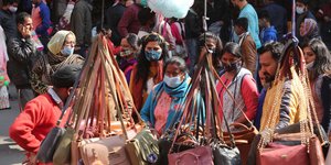 Γυναίκες με παραδοσιακές φορεσιές στην Ινδία