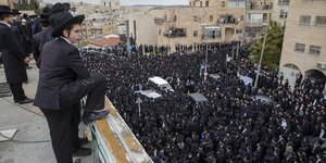 Δεκάδες χιλιάδες υπερορθόδοξοι παραβρέθηκαν στην κηδεία διακεκριμένου ραβίνου