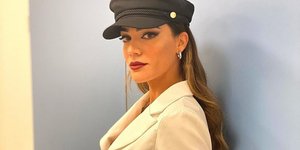 Η Ήβη Αδάμου με καπέλο