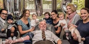 ο Τζέιμς Χάρισον δίνει αίμα περιτριγυρισμένος από γυναίκες με μωρά