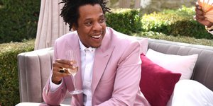 O Jay Z με ροζ κοστούμι πίνει σαμπάνια