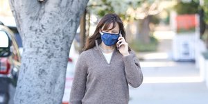 Η Τζένιφερ Γκάρνερ με τζιν και πουλόβερ