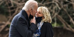 Ο Τζο Μπάιντεν με την σύζυγό του, Τζιλ φιλιούνται