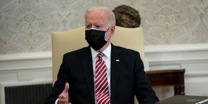 Ο Τζο Μπάιντεν κάθεται σε καρέκλα του Λευκού Οίκου