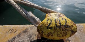 Πλοίο δεμένο σε κάβο στο λιμάνι