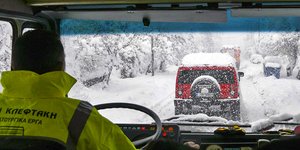 Δυνάμεις τις πυροσβεστικής σπεύδουν σε σημεία που προκάλεσε προβλήματα η κακοκαιρία 