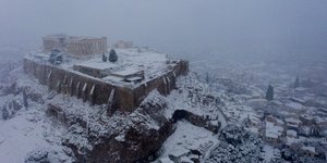 Η κακοκαιρία «Μήδεια» έντυσε στα λευκά την Ακρόπολη