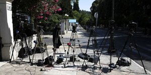 Κάμερες με μικρόφωνα έξω από το Μέγαρο Μαξίμου