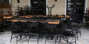 Καρέκλες από κατάστημα εστίασης στοιβαγμένες 