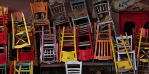 Καρέκλες σε κλειστό κατάστημα λόγω lockdown