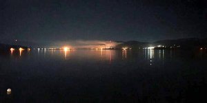 Νέφος καπνού «σκεπάζει» την περιοχή που ισοπεδώθηκε το ξενοδοχείο