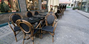 Τραπέζια έξω από κατάστημα στην Αυστρία