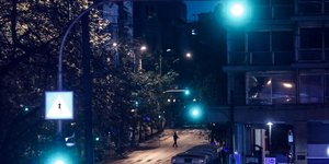 Άδειοι δρόμοι στο κέντρο της Αθήνας κατά τη νυχτερινή απαγόρευση κυκλοφορίας