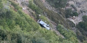 Κερατέα: Ανασύρθηκε χωρίς τις αισθήσεις του ο οδηγός που έπεσε σε γκρεμό βάθους 70 μέτρων