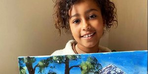 Κόρη Κιμ Καρντάσιαν με πίνακα