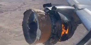 Ο κινητήρας του Boeing 777 τυλίγεται στις φλόγες