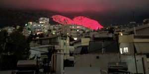 καρδια κοκκινη βραχος