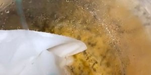 Πώς να καθαρίσετε γρήγορα και απλά τους επίμονους λεκέδες από τα μπολ σας 