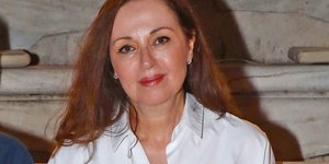 Η Κοραλία Καράντη με λευκό πουκάμισο