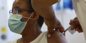 Γυναίκα κάνει εμβόλιο κορωνοϊό