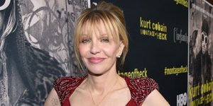 H Κόρτνεϊ Λοβ με κόκκινο φόρεμα