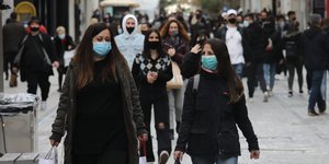 Πεζοί στην Ερμού