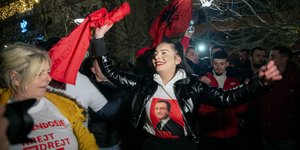Κόσμος πανηγυρίζει το εκλογικό αποτέλεσμα στο Κόσοβο
