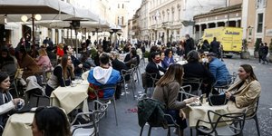 Κόσμος πίνει καφέ στην Ρώμη